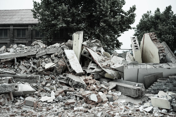 城市环境中的建筑物拆除。在废墟。图片下载