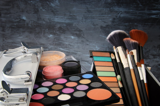 化妆化妆美容工具和化妆刷前面的黑色木制背景图片下载