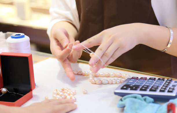工人在生产珍珠项链图片下载