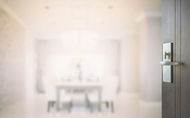 打开木门到现代豪华餐厅内部。图片下载