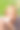 性感的金发女人躺在公园的毯子上。户外的照片。图片下载
