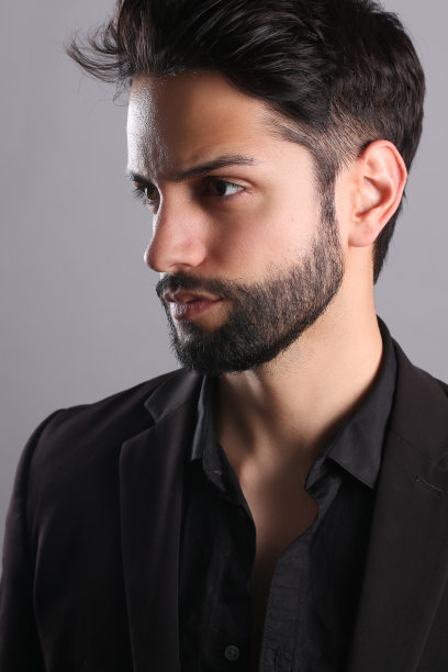 一个留着低发的帅哥图片下载