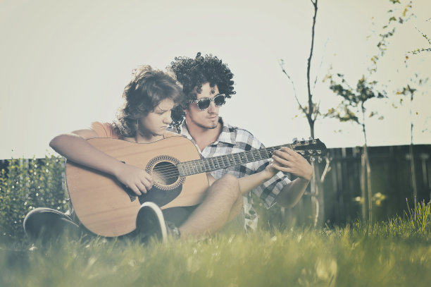 男孩教女孩弹吉他图片下载