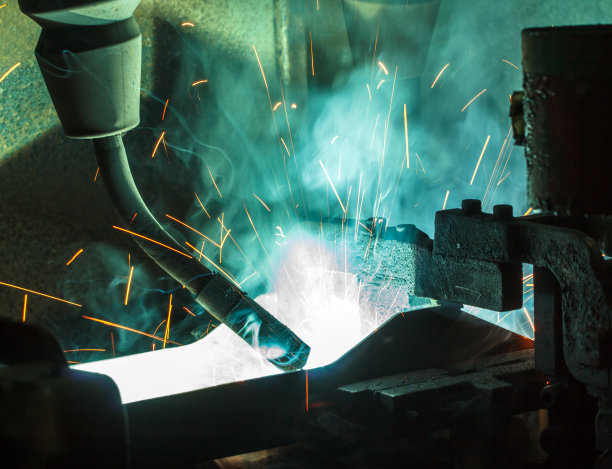 焊工机器人在汽车工厂里移动素材图片