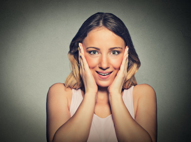 惊讶的年轻女子图片下载