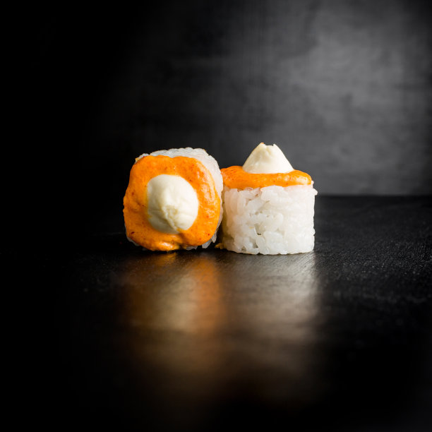 美味的寿司卷在黑暗的背景。日本的传统食品。图片下载