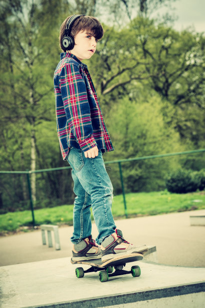 孩子在滑板图片下载