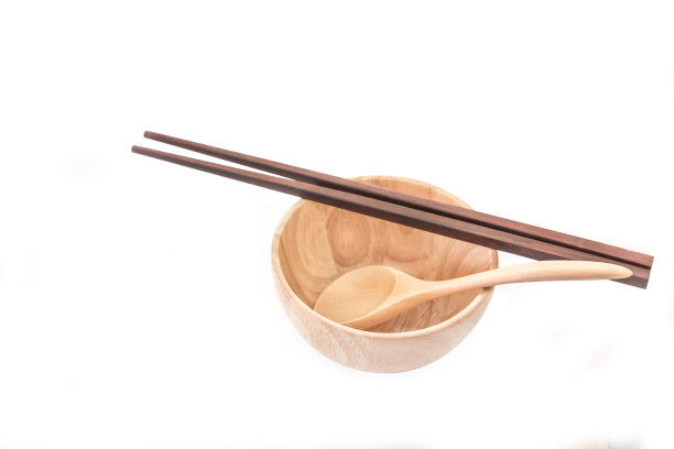 白色背景的木碗和木勺筷子图片下载