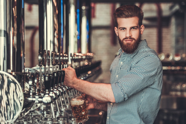 年轻的调酒师。素材图片