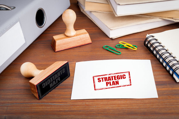 战略计划。橡皮图章放在办公室的办公桌上图片下载