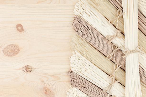 生亚洲面条软米色木板与复制空间作为装饰边框，俯视图。图片下载