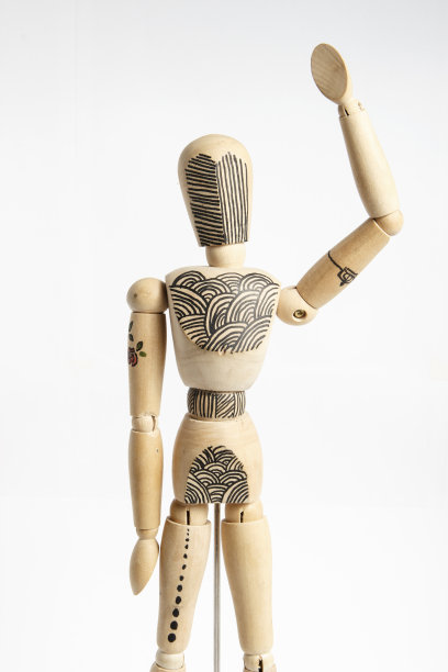 纹身娃娃对着镜头挥手图片下载