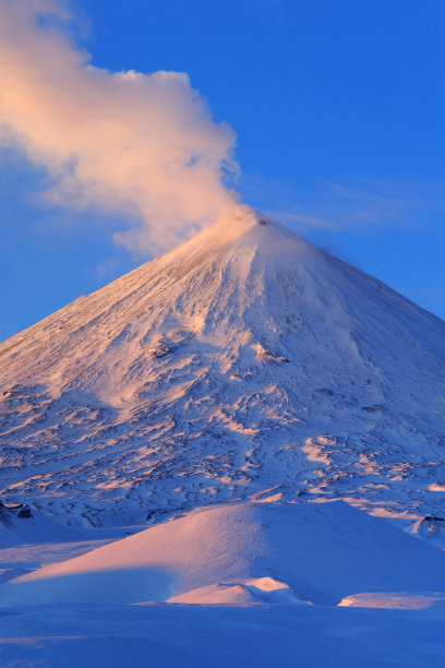 堪察加半岛:日出时活跃的克柳切夫斯科伊火山图片下载