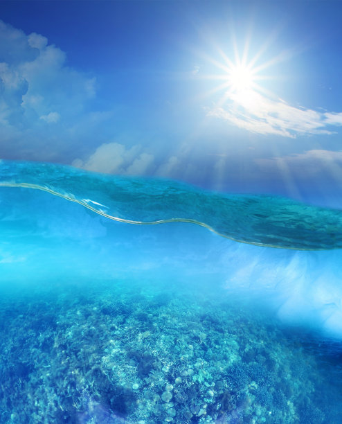 深蓝色海水下的珊瑚礁，阳光照耀着天空素材图片