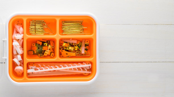 挂墙照片的钉子和钩子。图片下载