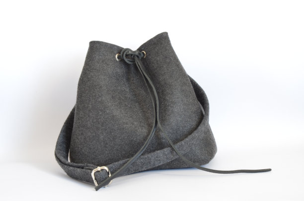 一个带黑腰带的黑包图片下载