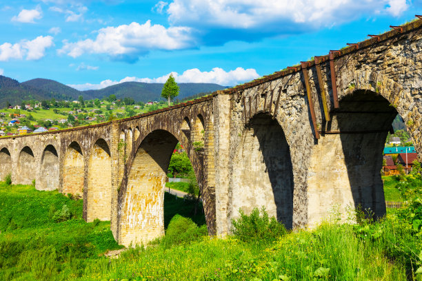 乌克兰沃罗赫塔废弃的古铁路桥图片下载