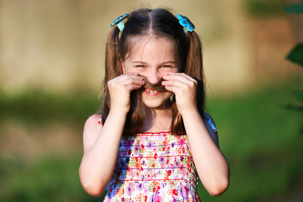 快乐的脸滑稽的女孩图片下载