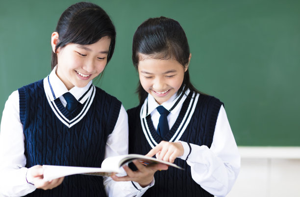 在教室里微笑的青少年女学生素材图片