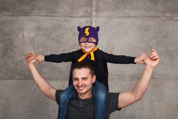 快乐的父亲和穿着戏服的孩子图片下载