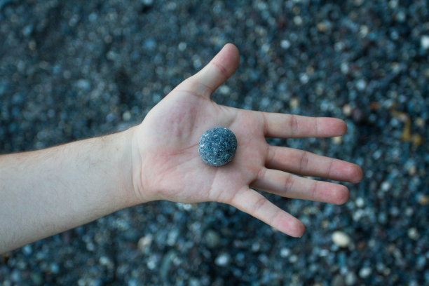 人类手握卵石图片下载