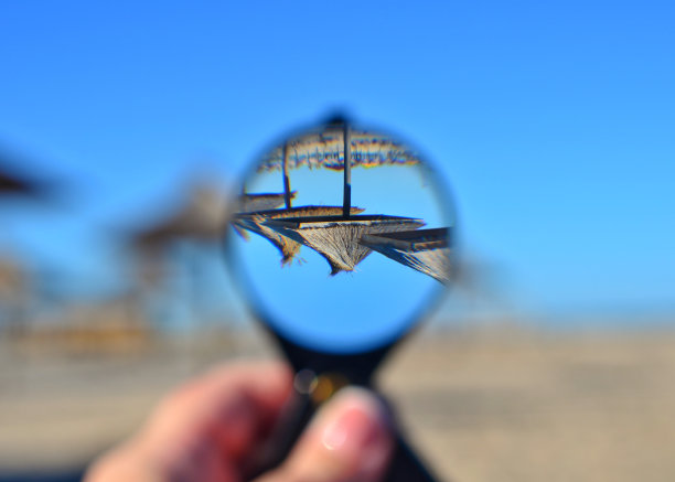 沙滩伞，在海边。图片下载