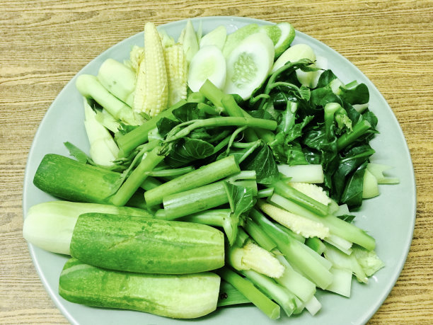 一盘新鲜的水煮蔬菜图片下载