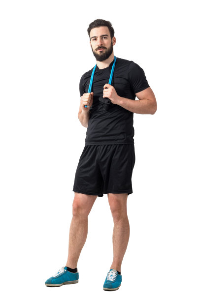 年轻健康的运动员拿着阻力带看着镜头。图片下载