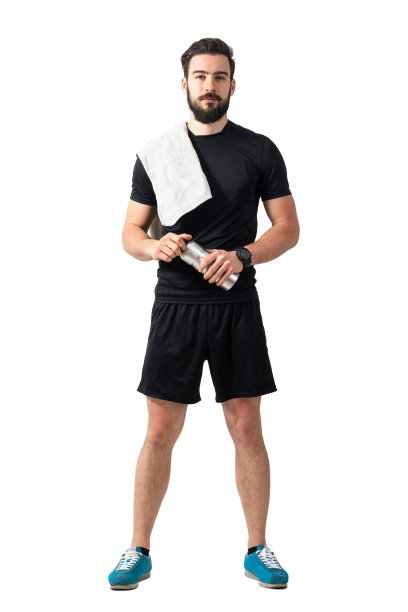 年轻自信的运动员拿着毛巾和瓶子看着镜头图片下载