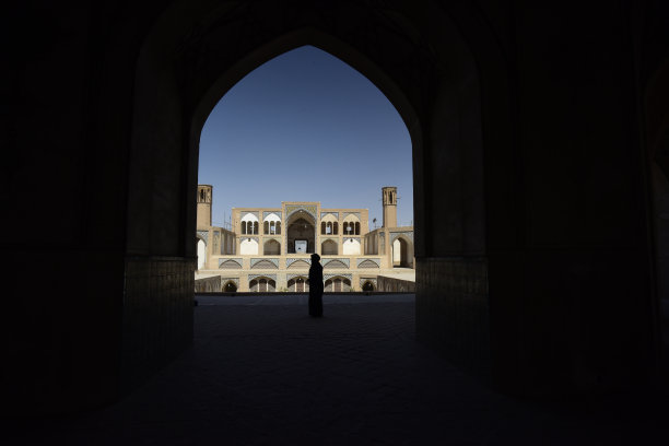 拱门上的人物剪影图片下载