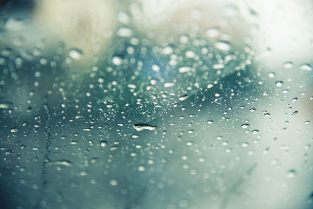 特写的水滴背景上的玻璃窗户。图片下载