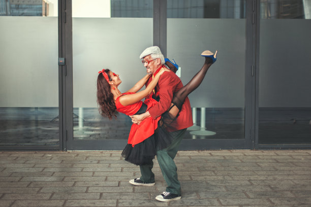 男子和女子成对跳舞。图片下载