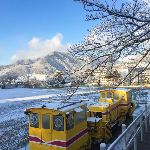 日本长野，公园里的老火车在冬天的雪和蓝天的背景下。图片下载