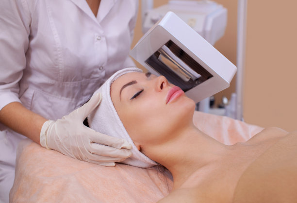 美容师诊断与木灯皮肤病，也揭示了脸上的发炎区域图片下载