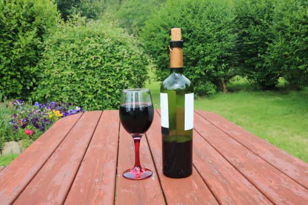 一瓶葡萄酒和一个杯子图片下载