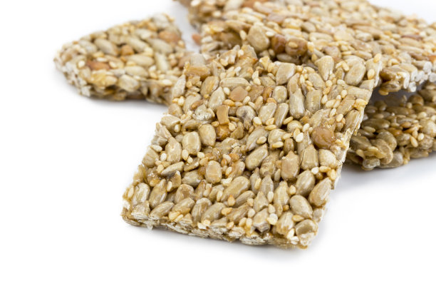 麦片条(芝麻和葵花籽条)在白色的背景素材图片