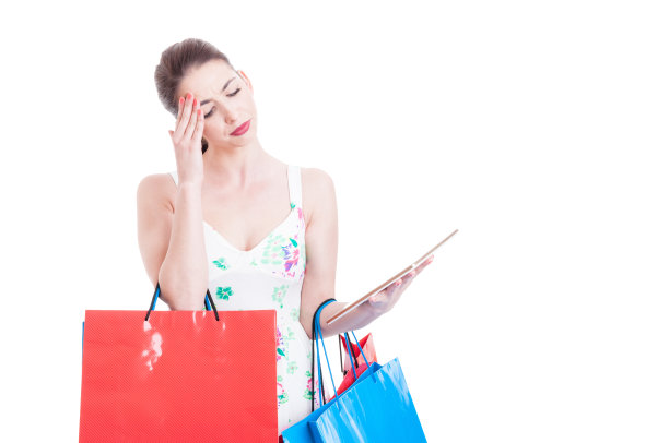 漂亮的女士购物者拿着平板电脑和检查网上图片下载