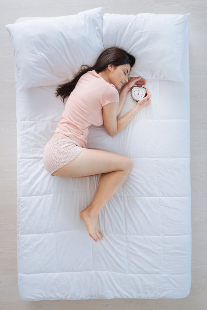 迷人的黑发女人睡闹钟图片下载