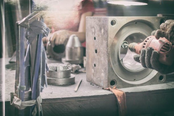 钢铁工业的工人。复古风格图片下载