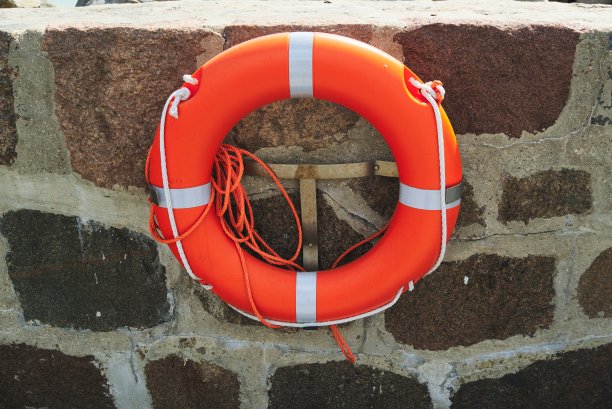墙上装有绳索的救生环图片下载