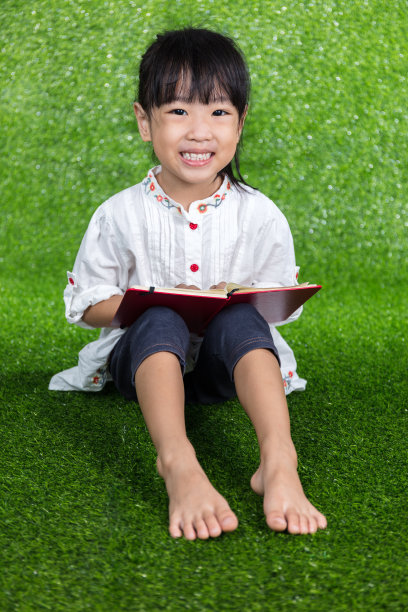 一个亚洲华人小女孩在看书图片下载