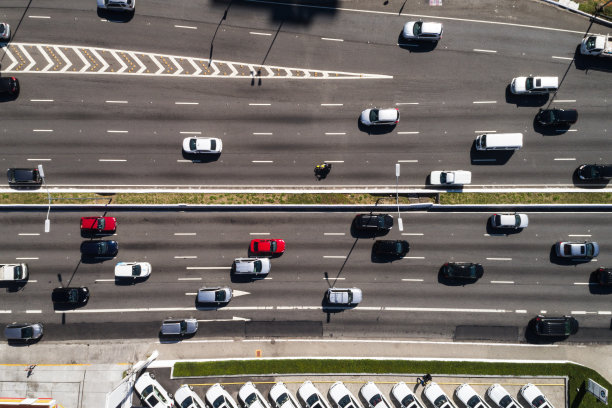 在大街上移动的汽车和公共汽车俯视图图片下载