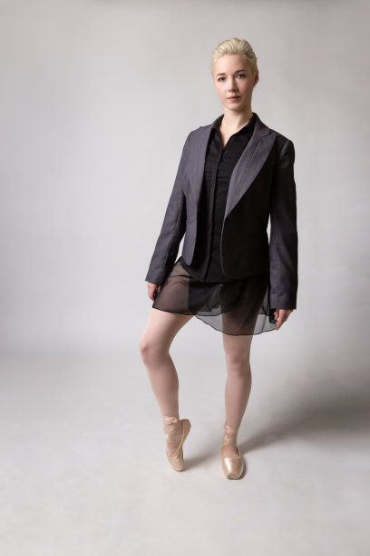 准备跳舞的女商人图片下载