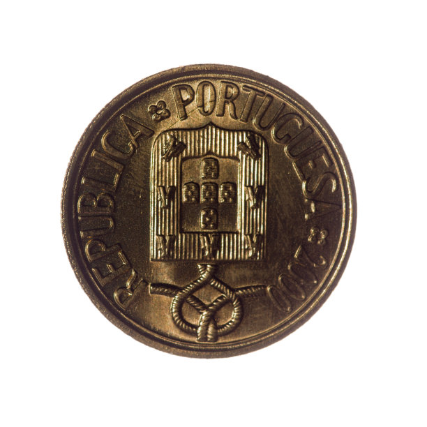 硬币。五埃斯库多葡萄牙孤立在一个白色的背景。前图片下载