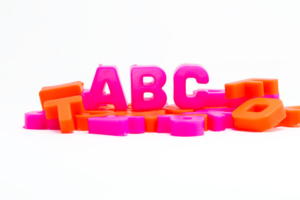 白色背景上拍摄的塑料字母图片下载