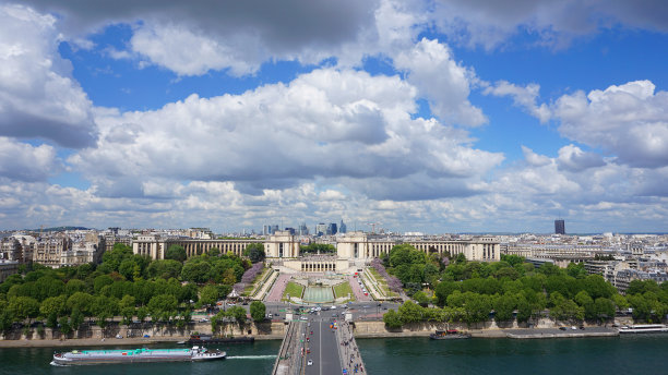 一个春天的早晨，法国巴黎，从标志性的埃菲尔铁塔上看到的特罗卡德罗花园的航拍照片，美丽的散云图片下载