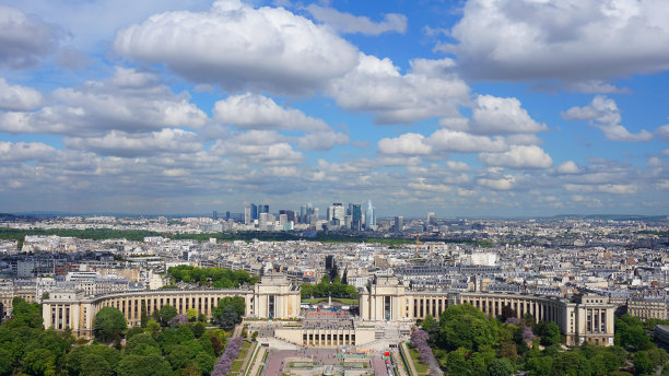 一个春天的早晨，法国巴黎，从标志性的埃菲尔铁塔上看到的特罗卡德罗花园的航拍照片，美丽的散云图片下载