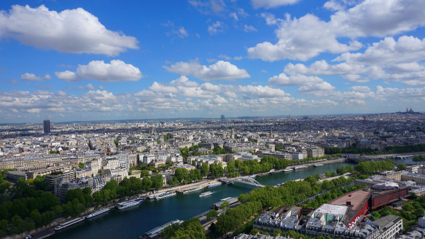 法国巴黎，从埃菲尔铁塔俯瞰塞纳河和城市春景航拍照片图片下载