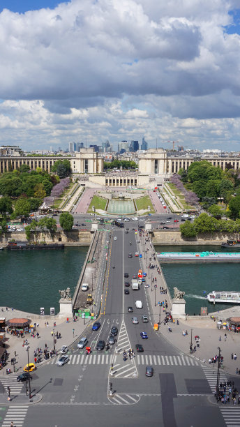 一个春天的早晨，法国巴黎，从标志性的埃菲尔铁塔上看到的特罗卡德罗花园的航拍照片，美丽的散云图片下载