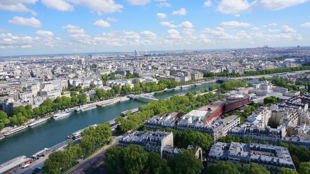 法国巴黎，从埃菲尔铁塔俯瞰塞纳河和城市春景航拍照片图片下载